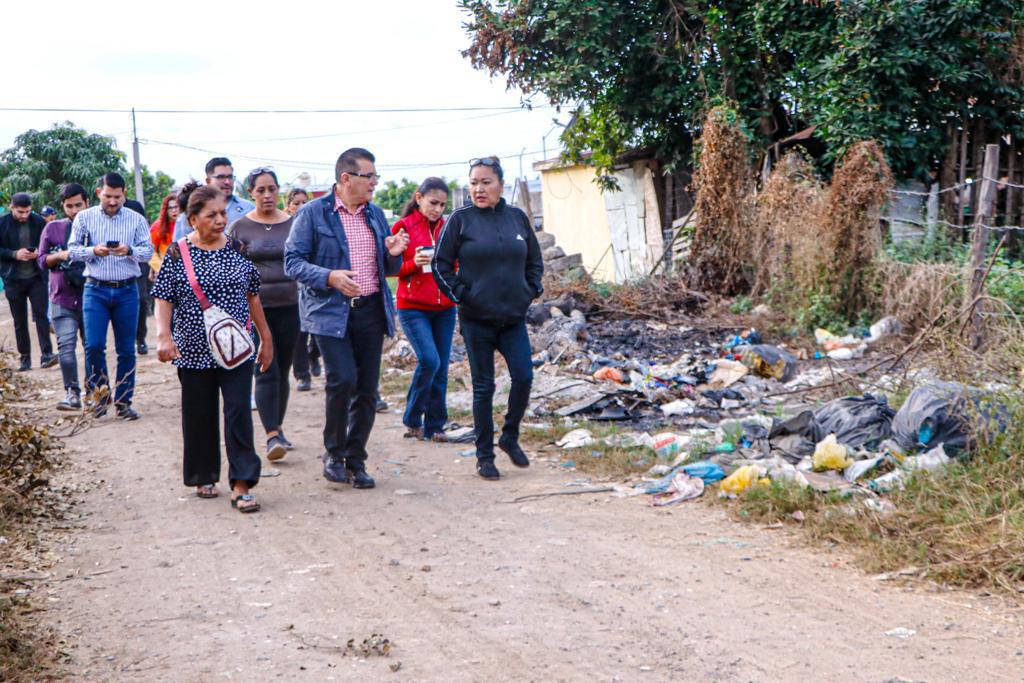 Édgar González Zataráin recorriendo calles en Mazatlán