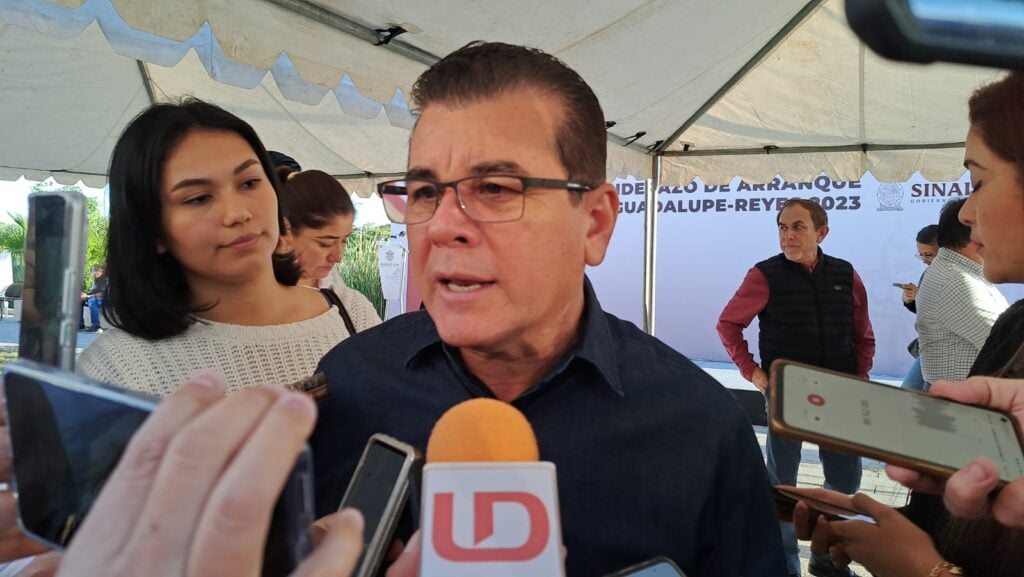 Édgar González Zataráin en entrevista con los medios de comunicación en Mazatlán