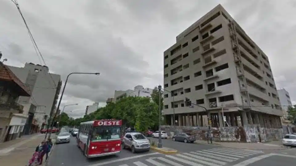 Edificio con carros y bomberos