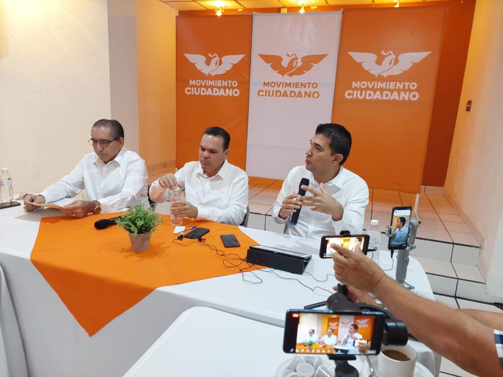 Efraín Duarte Camacho en conferencia de prensa en Guamúchil