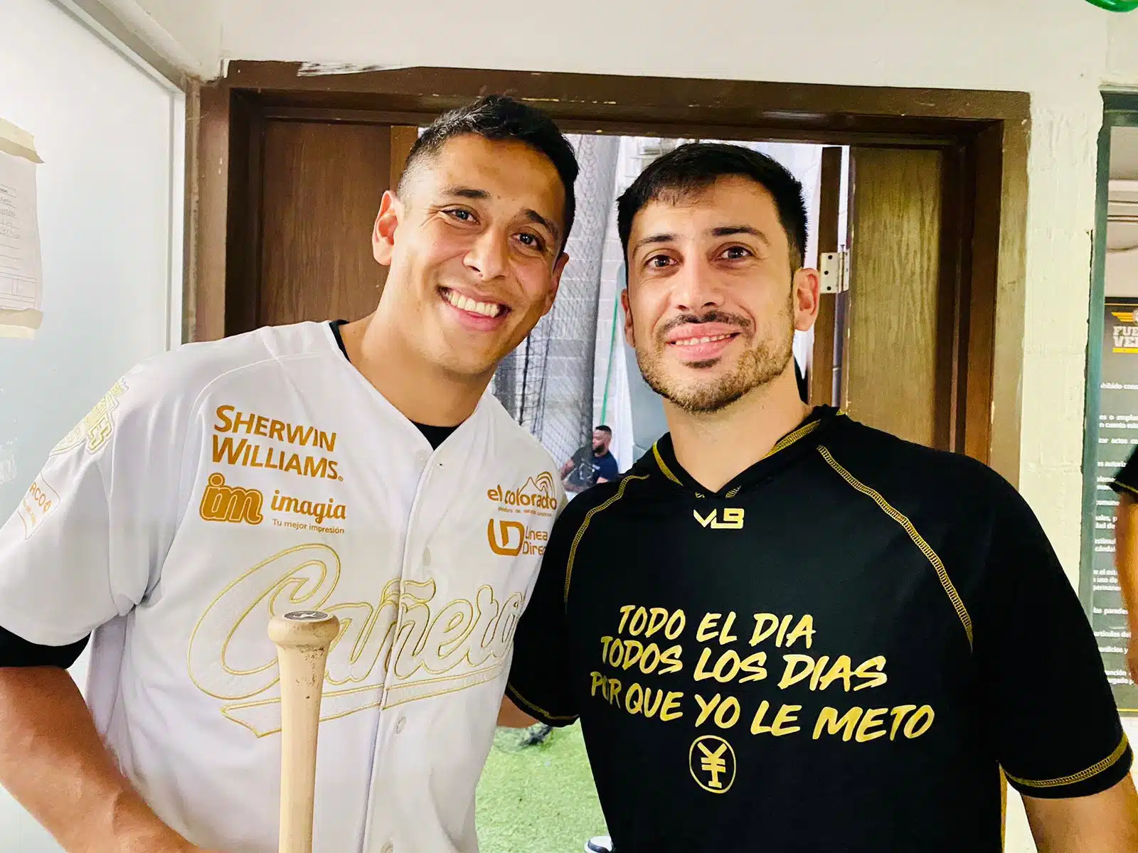 El jugador de Rayados de Monterrey y seleccionado nacional, Luis Romo, con el capitán de los Cañeros, Isaac Rodríguez; el futbolista fue invitado a lanzar la primera bola en el Chevron Park
