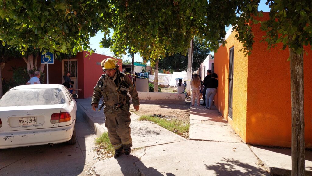 Cuerpo de bomberos atendiendo llamado de incendio en casa habitacional en sector Bachomo en Los Mochis.