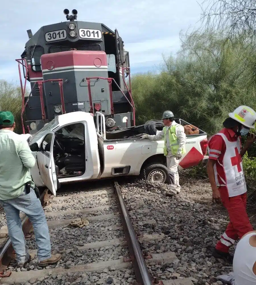 Elementos de la cruz roja en el lugar del accidente