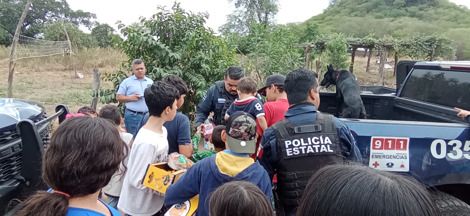 Elementos de la policía Estatal y protección civil entregan obsequios a niños y niñas de Badiraguato.