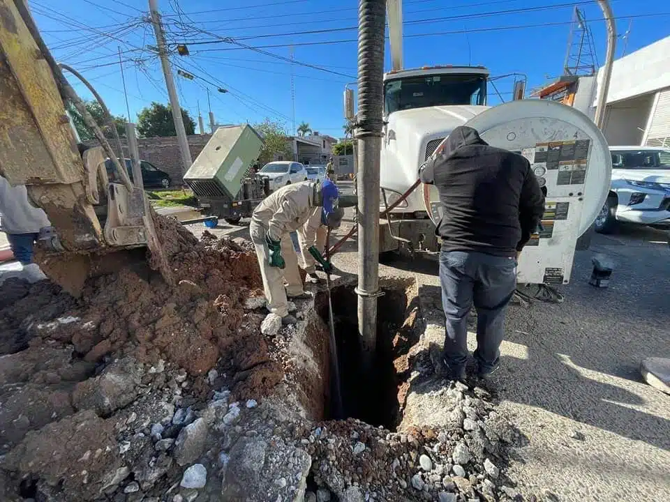 Empleados de Japama trabajan en una obra de la red de drenaje en Los Mochis