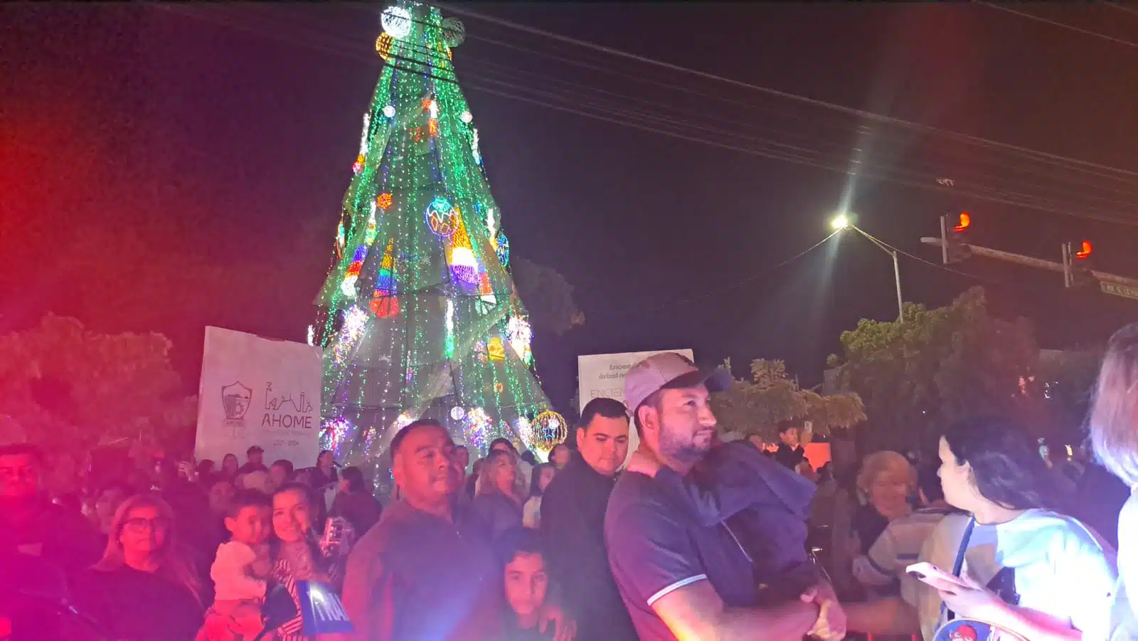 Encienden el pino navideño de 27 metros de altura en Los Mochis.