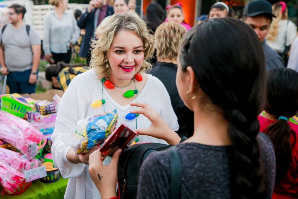 Eneyda Rocha Ruiz, presidenta del Sistema DIF, haciendo entrega de regalos a familias.