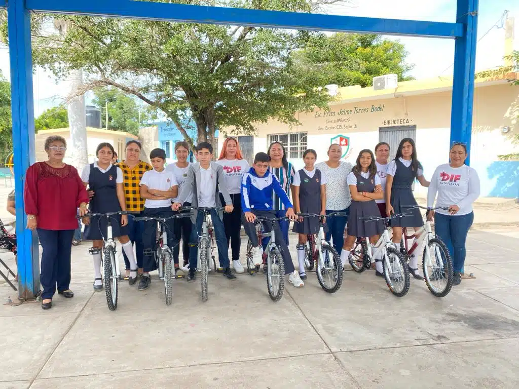 Autoridades entregan biciletas en El Rosario