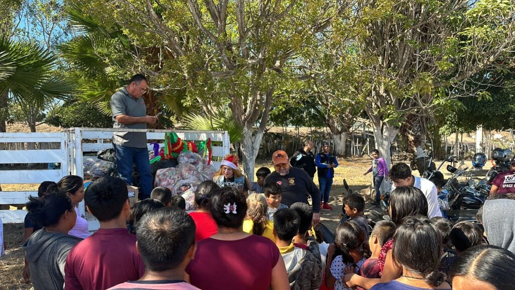 Entregan regalos a niños en Motoclos 2023