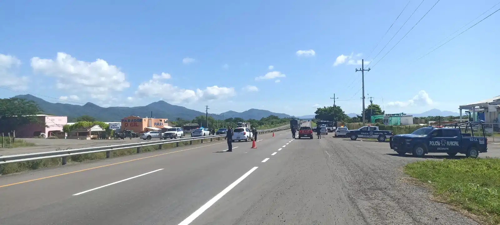 Elementos policiacos en carretera de Escuinapa.