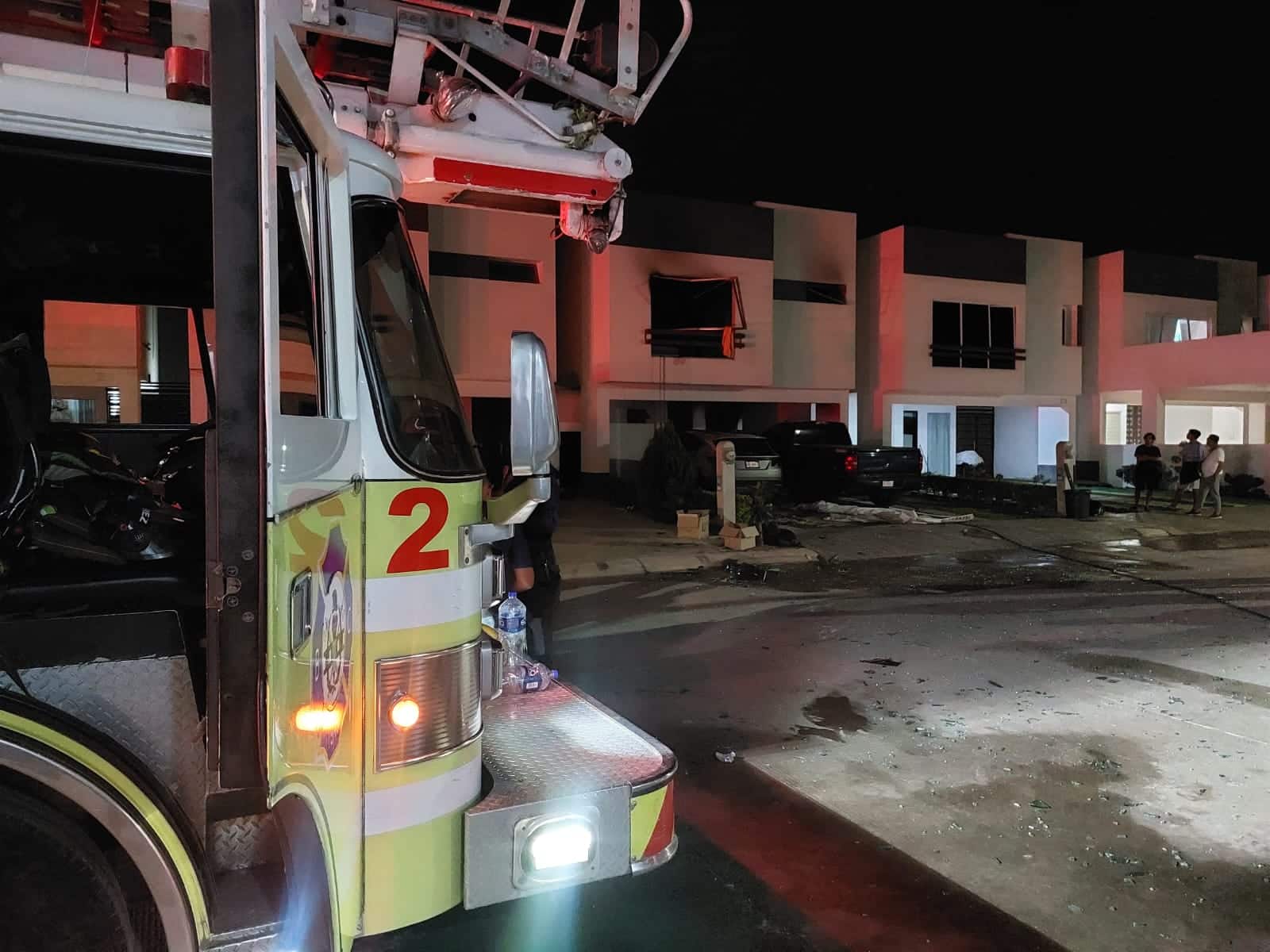 La explosión dejó pérdidas totales y a una mujer con quemaduras en el cuerpo.