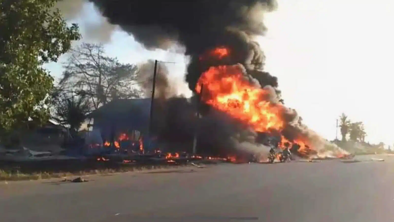 Explota camión con huachicol en Liberia; mueren 40 personas que recogían el combustible