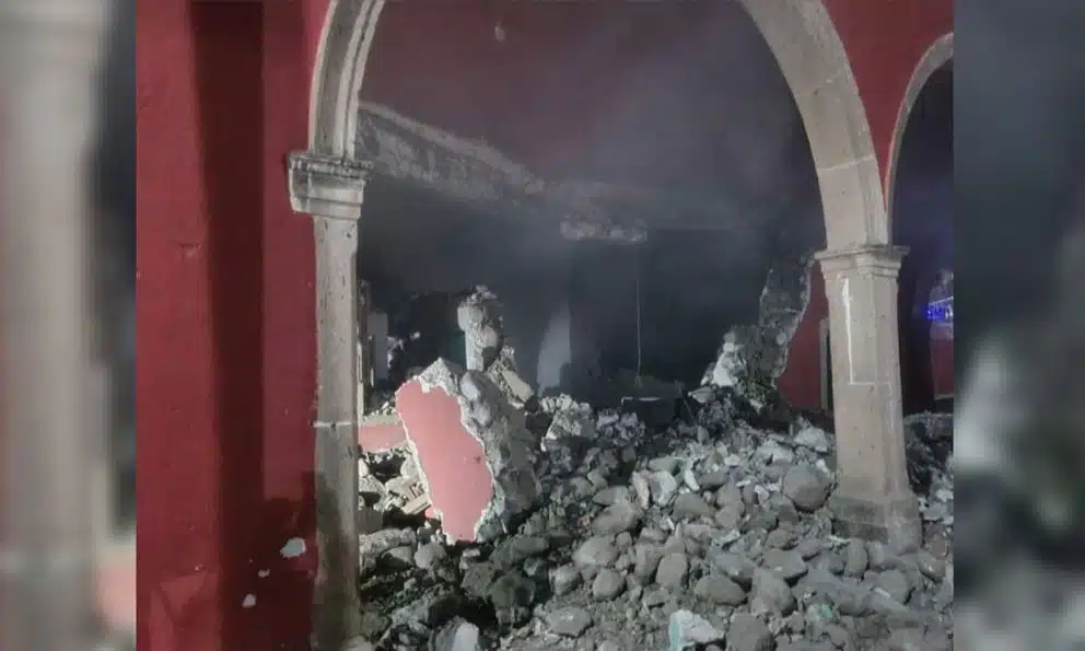 Explota polvorín en Hidalgo; cae barda de una iglesia