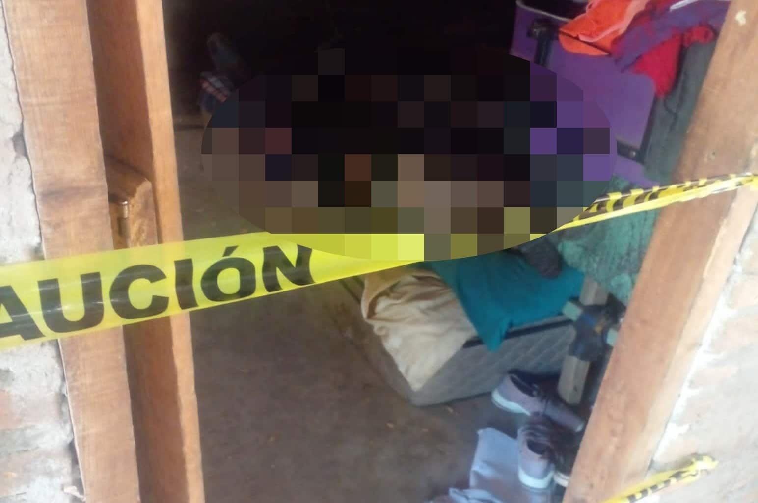 Domicilio asegurado con cinta amarilla
