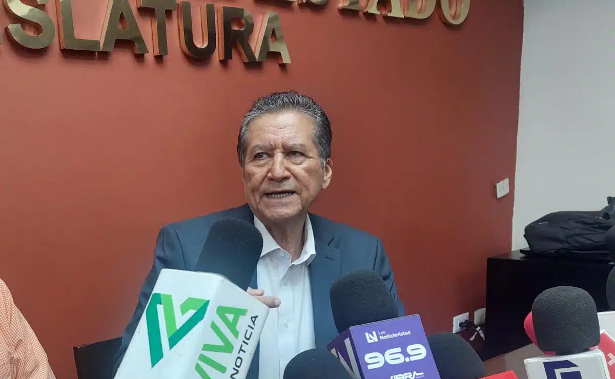 Feliciano Castro Meléndrez, diputado presidente de la Junta de Coordinación Política del Poder Legislativo Estatal, en conferencia de prensa