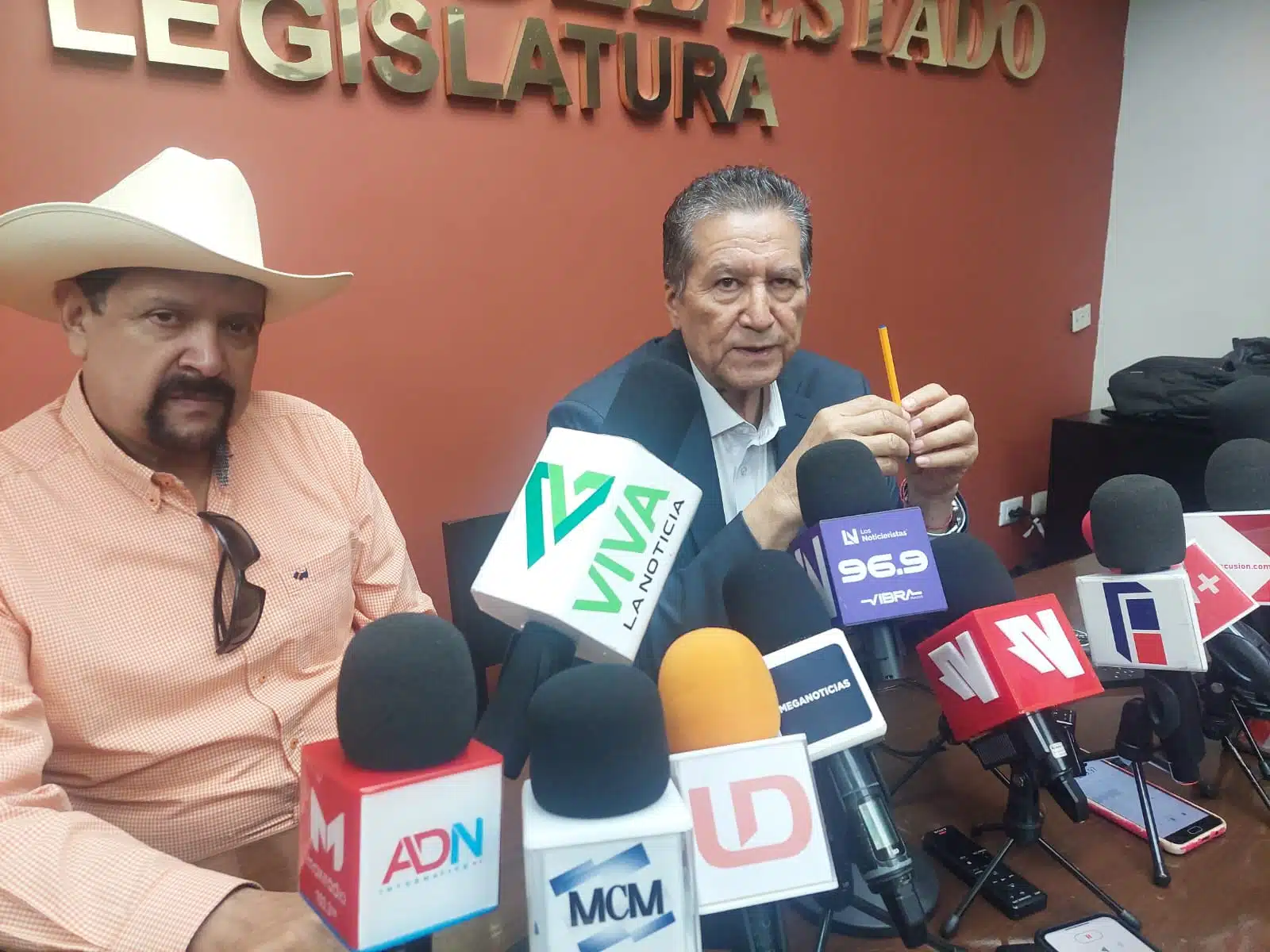 Feliciano Castro Meléndrez, presidente de la Junta de Coordinación Política del Congreso del Estado, en conferencia con medios