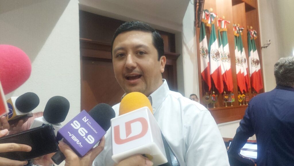 Feliciano Valle Sandoval con medios de prensa