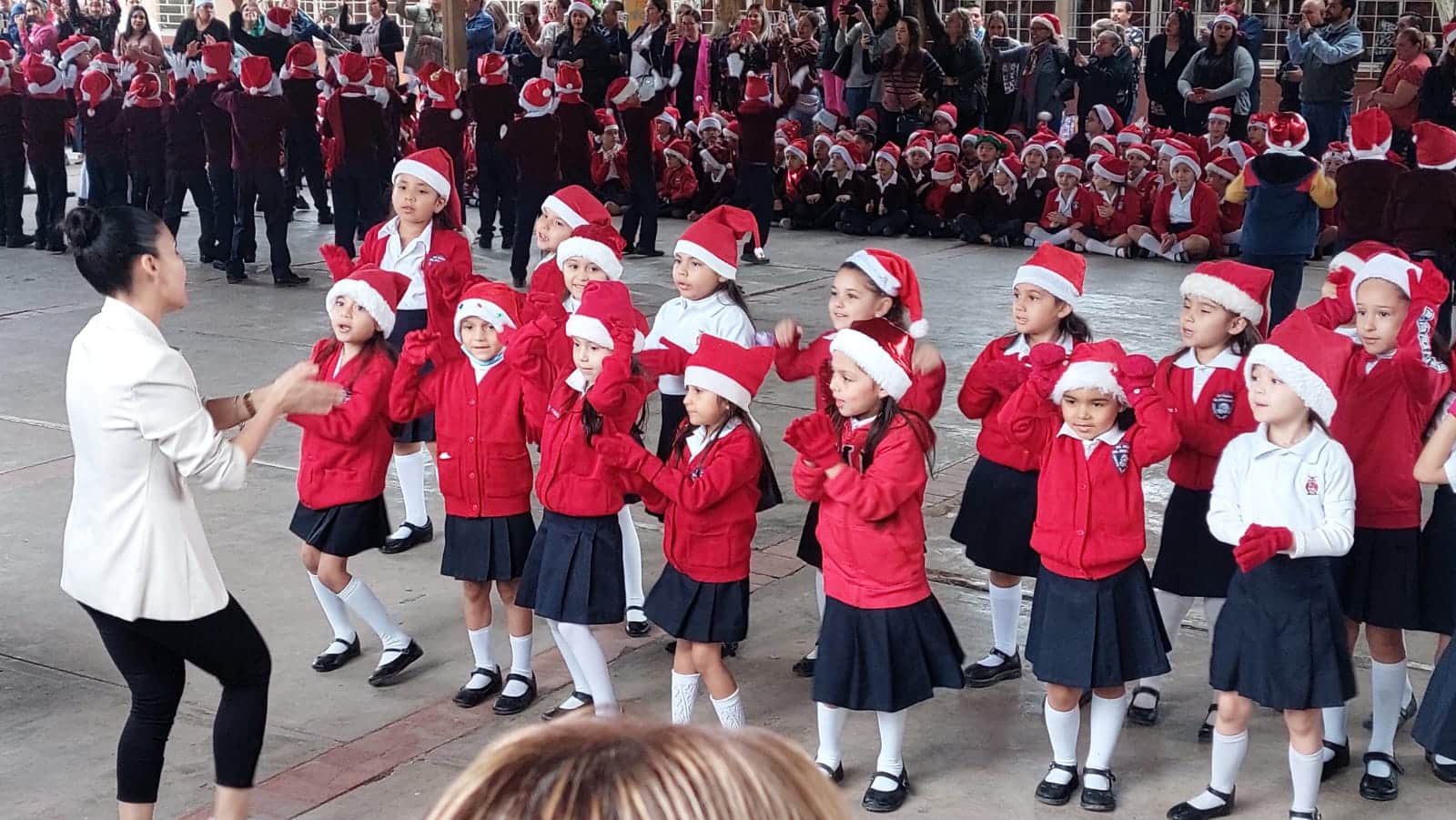 Alumnas de primaria bailando en escuela primaria
