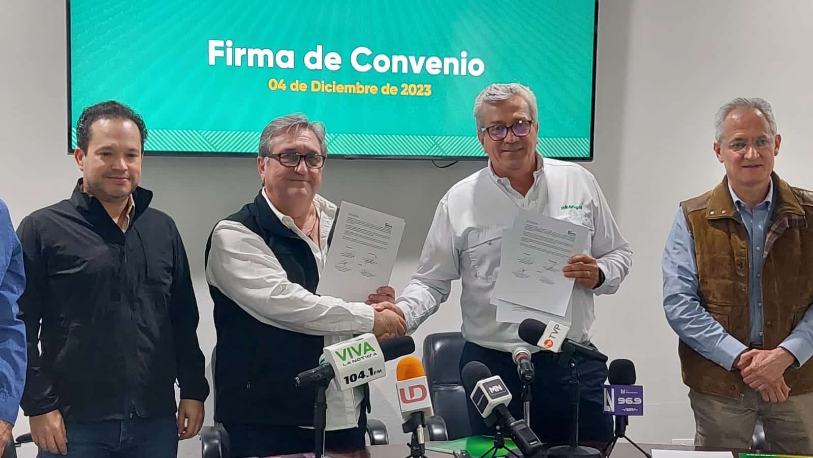 Dos personas se dan la mano en símbolo de acuerdo