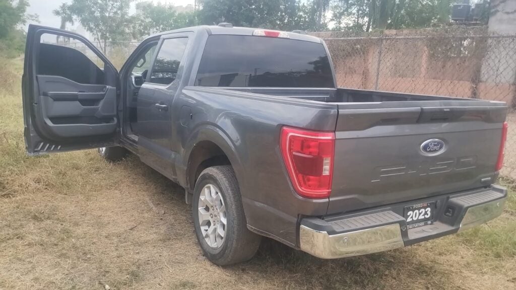 Ford F-150 de color gris estacionada en un predio.