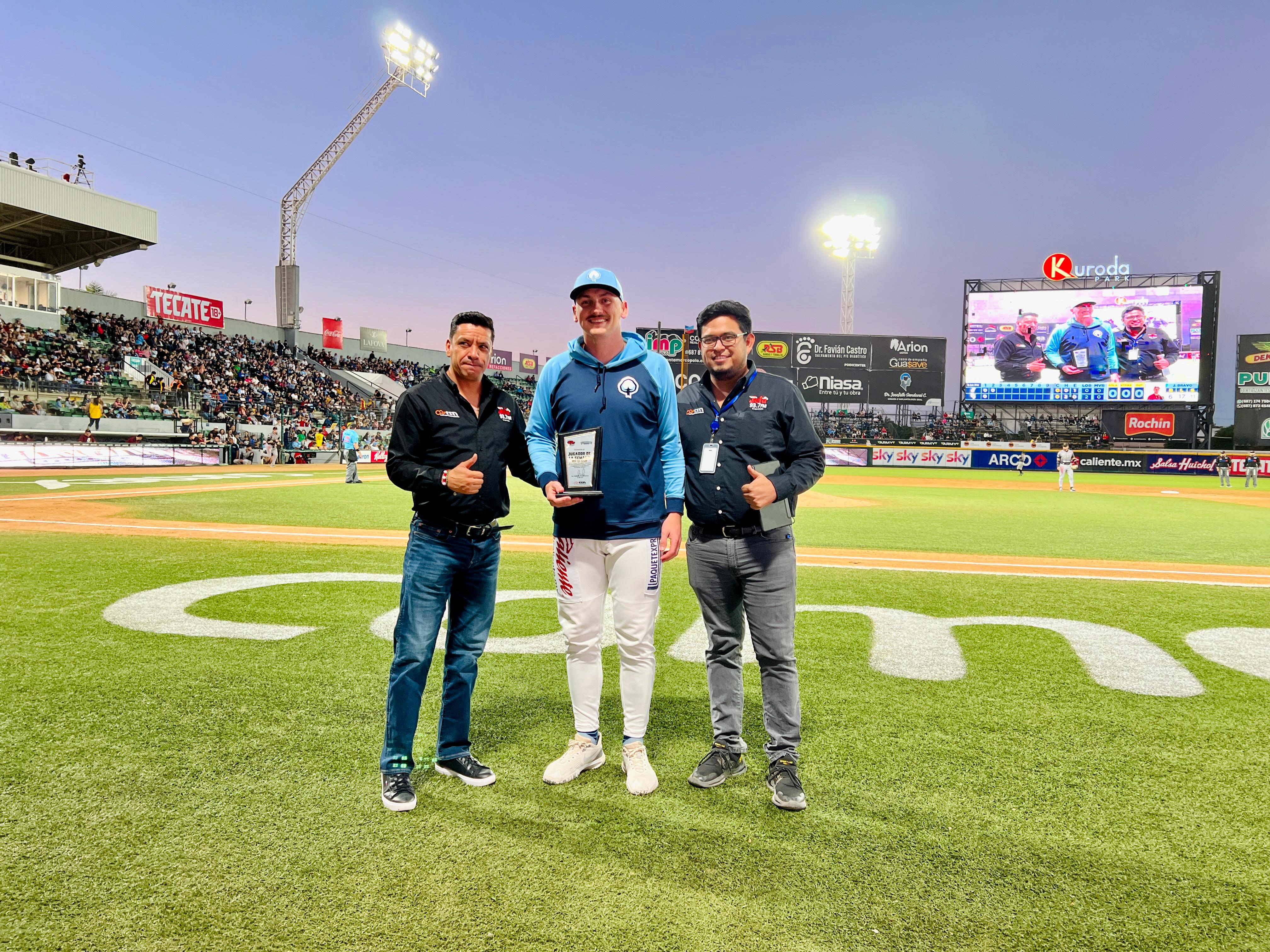 Francisco Balcorta, Peyton Gray y Jonathan Espinoza en el estadio de beisbol de los Algodoneros de Guasave