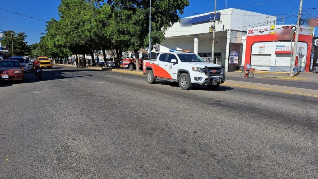 Camioneta de Protección Civil y camión de Bomberos en el centro de Culiacán en donde hubo una fuga de gas LP