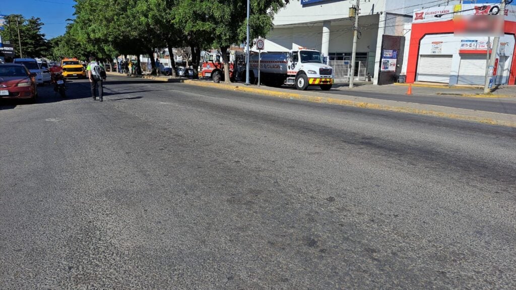 Camioneta de Protección Civil y camión de Bomberos en el centro de Culiacán en donde hubo una fuga de gas LP