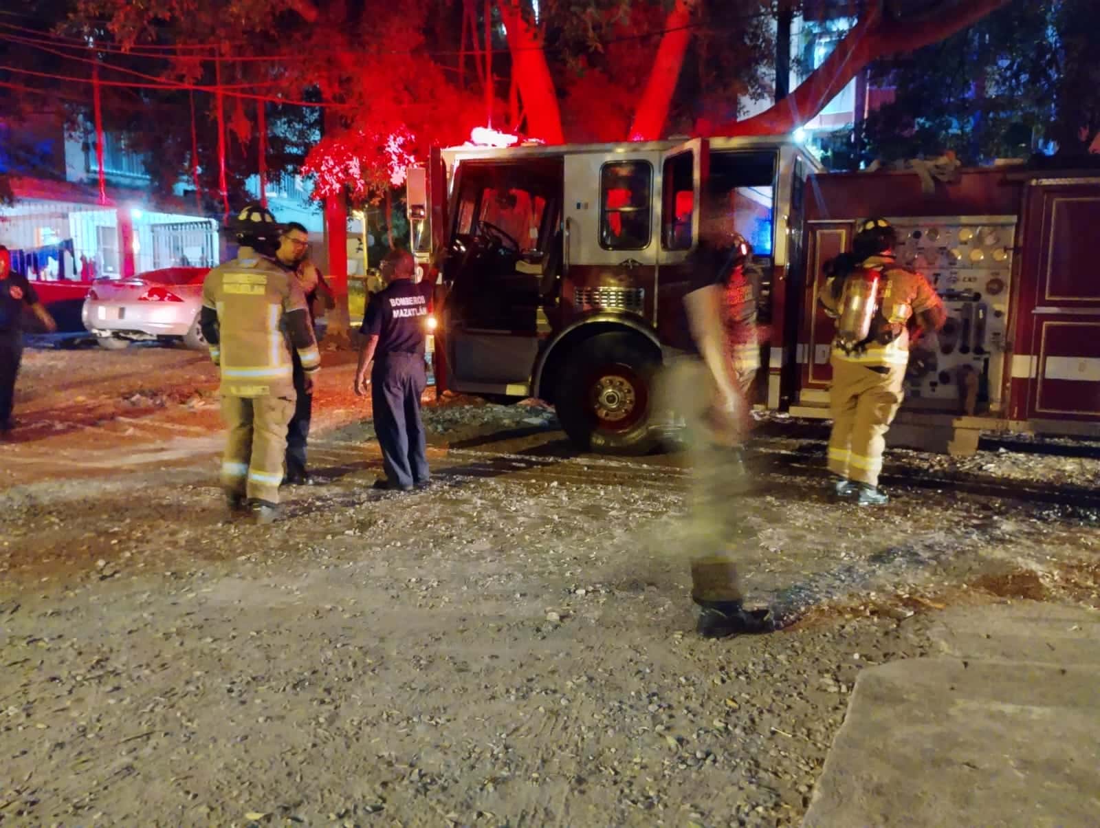 Bomberos Voluntarios de la Estación Villa Florida acudieron al lugar donde ocurrieron los hechos.