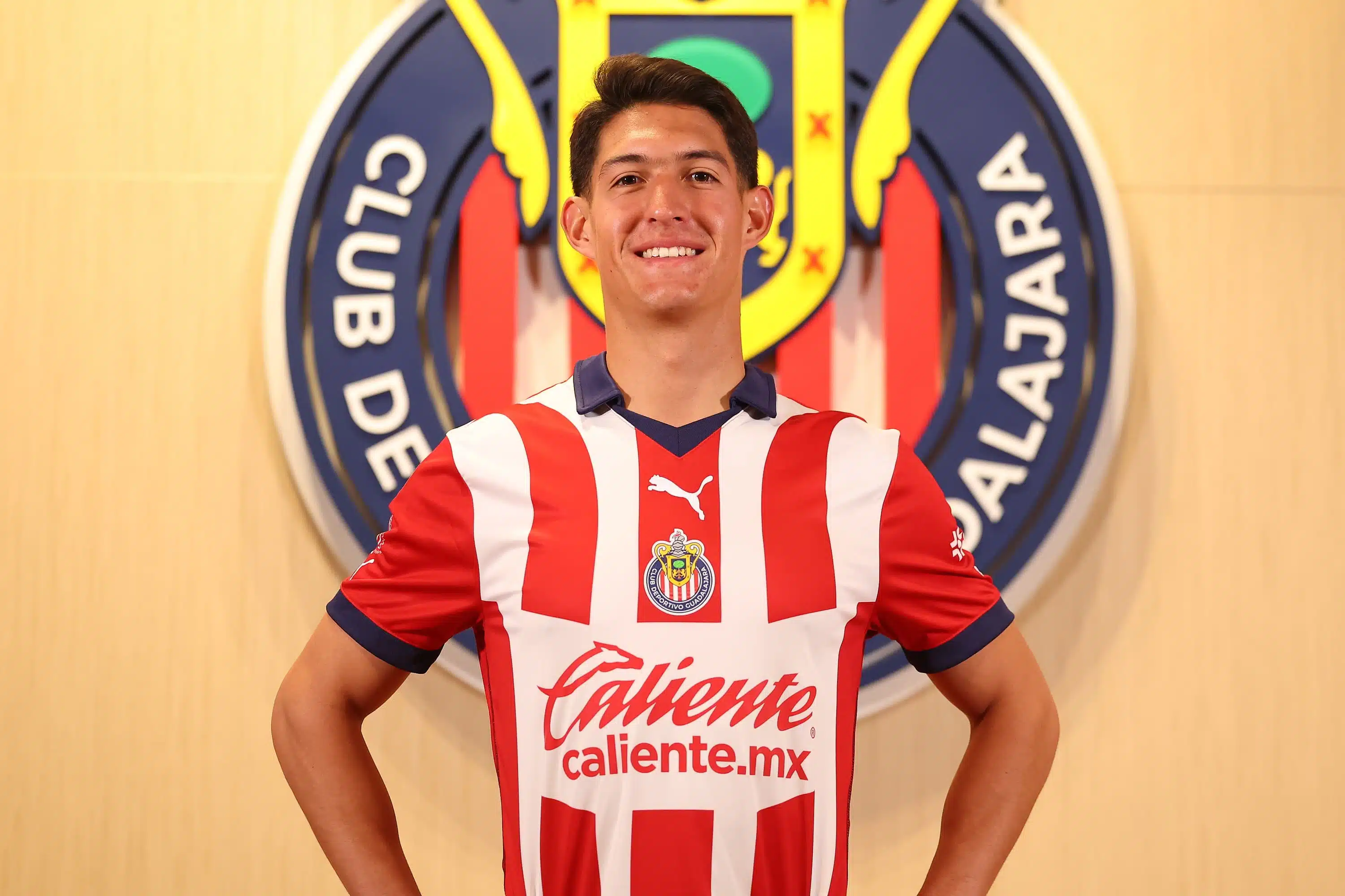 José Castillo posa frente al emblema de las Chivas del Guadalajara