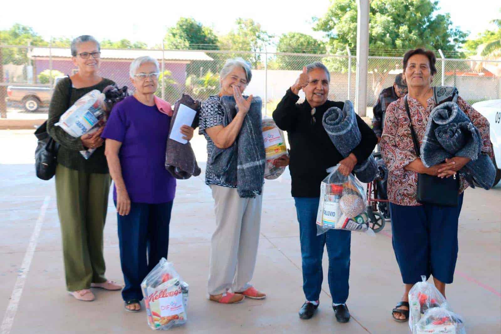 Personas adultas mayores recibiendo apoyo invernal.