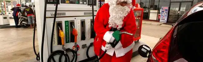 Santa Claus con el dispensador de la gasolina Magna
