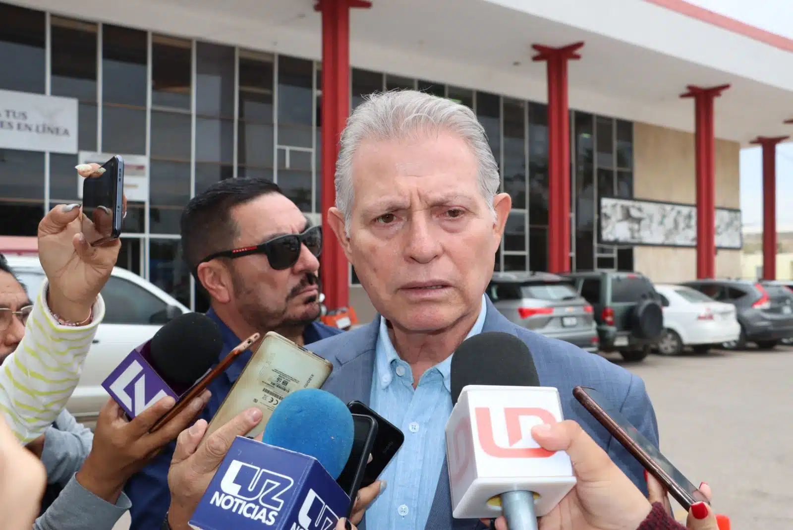 Genaro García Castro, secretario del ayuntamiento, durante entrevista con medios