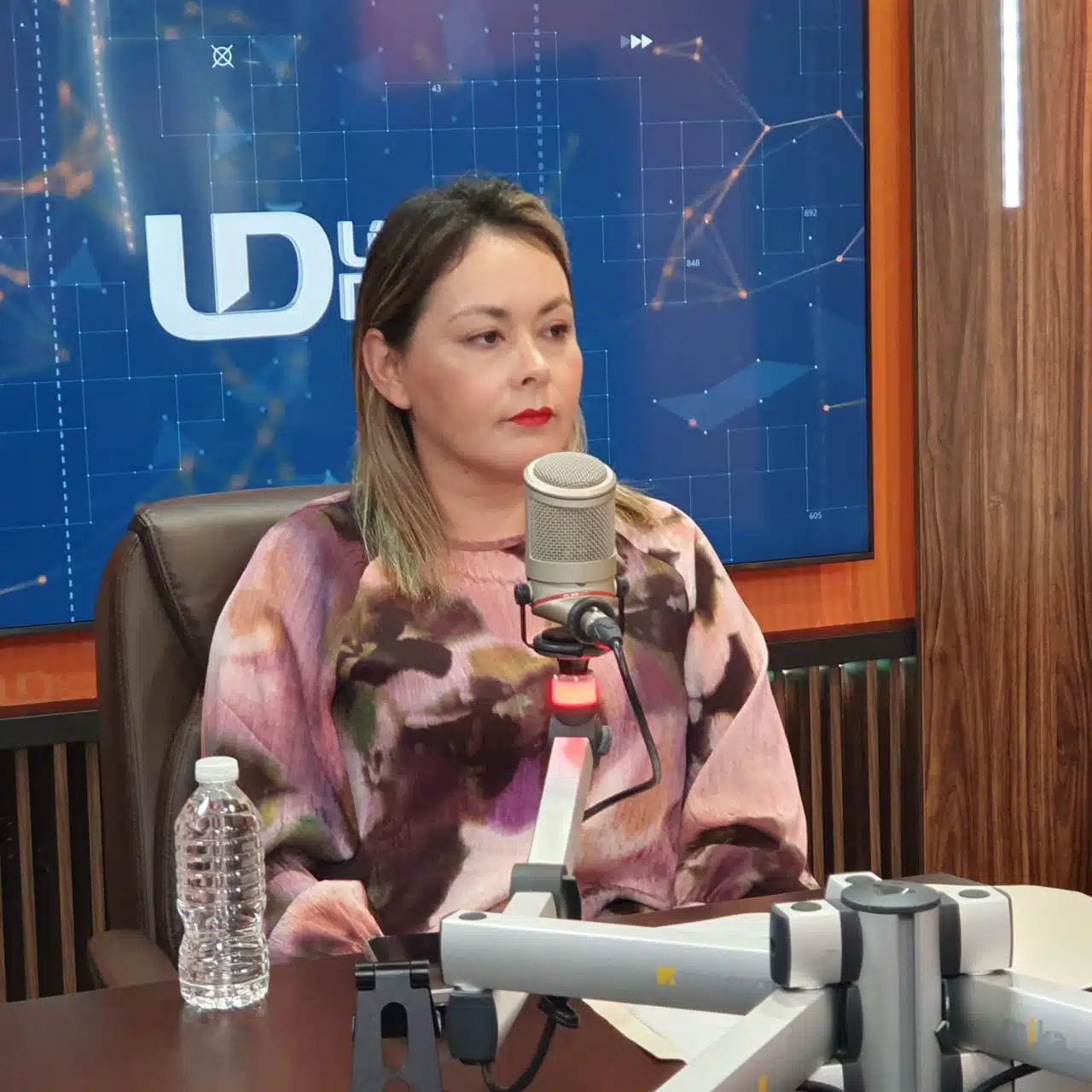 Geraldine Valverde Bonilla en el estudio de Línea Directa en Culiacán