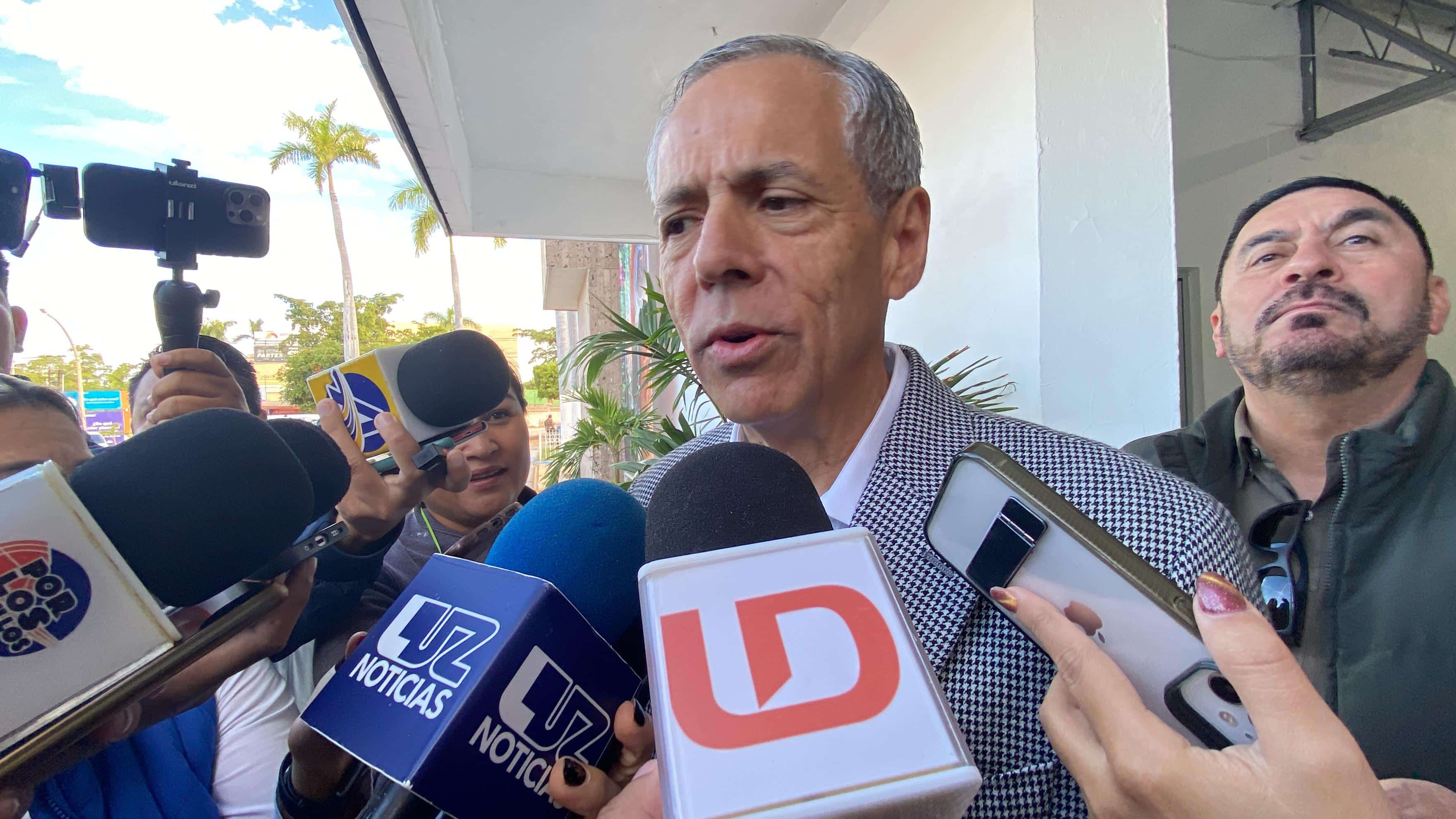 Gerardo Vargas Landeros, alcalde de Ahome, durante entrevista con medios