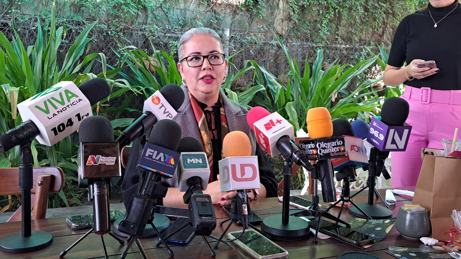 Graciela Domínguez Nava, titular de la Secretaría de Educación Pública y Cultura (SEPyC), durante entrevista con medios