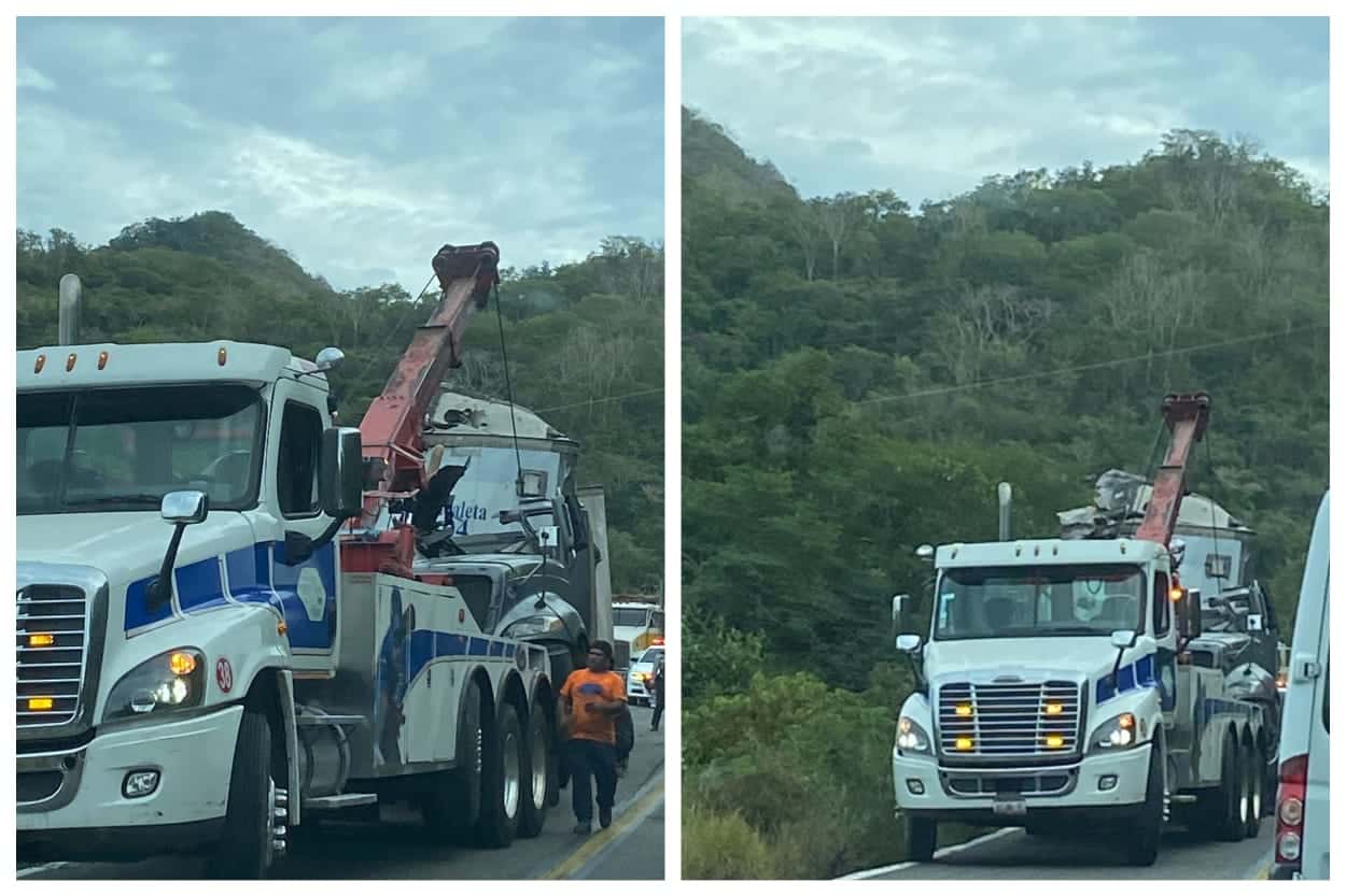 Grúa se lleva tráiler volcado