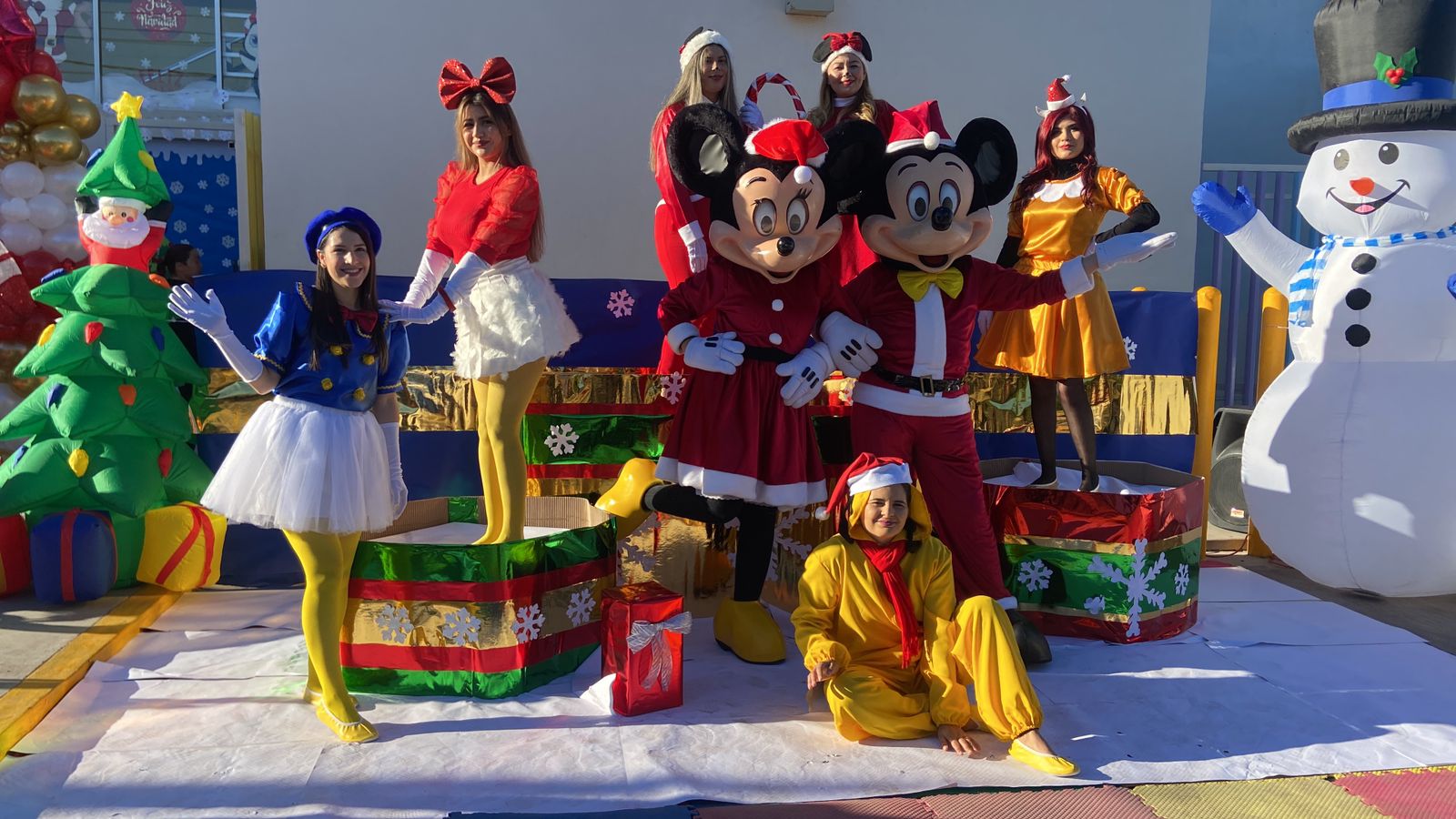 Maestras de una guardería del IMSS se visten de personajes de Disney para la posada en Los Mochis