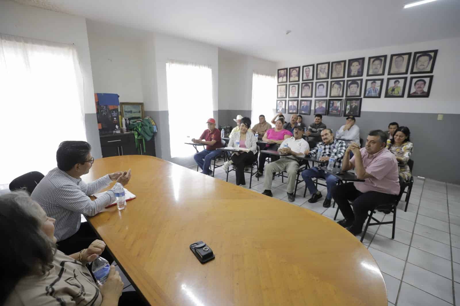 alcalde de Guasave, en reunión con los integrantes del Comité Fundacional de Juan José Ríos