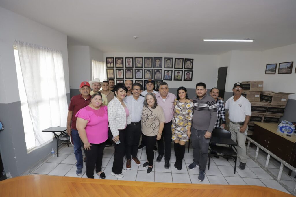 alcalde de Guasave, en reunión con los integrantes del Comité Fundacional de Juan José Ríos
