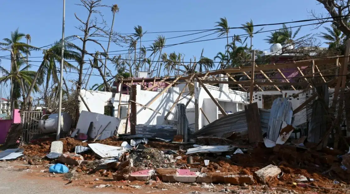 AMLO promete reconstruir casas en Acapulco antes de terminar su sexenio