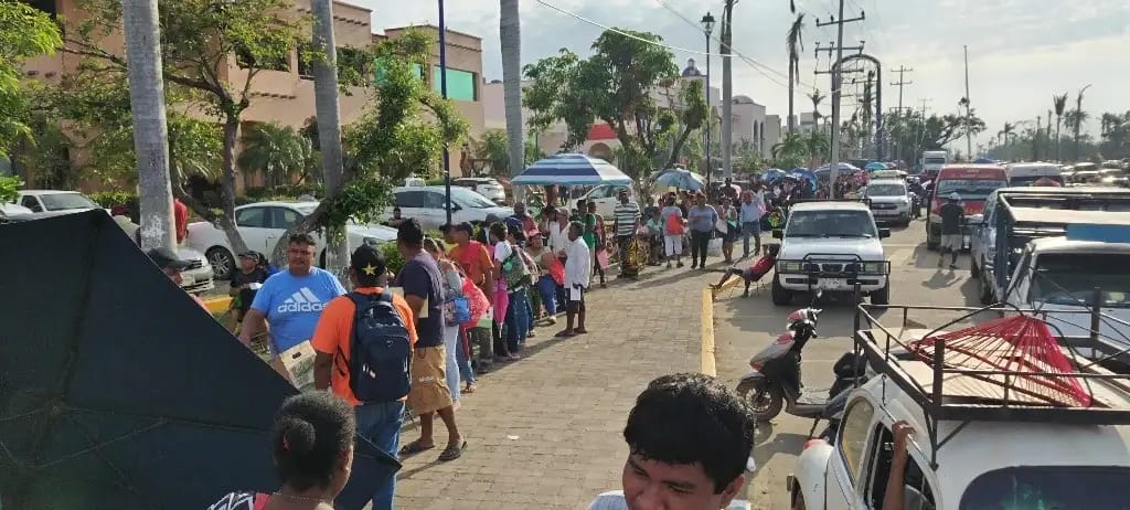 Hacen fila kilométrica para recibir ayuda del Gobierno federal en Acapulco
