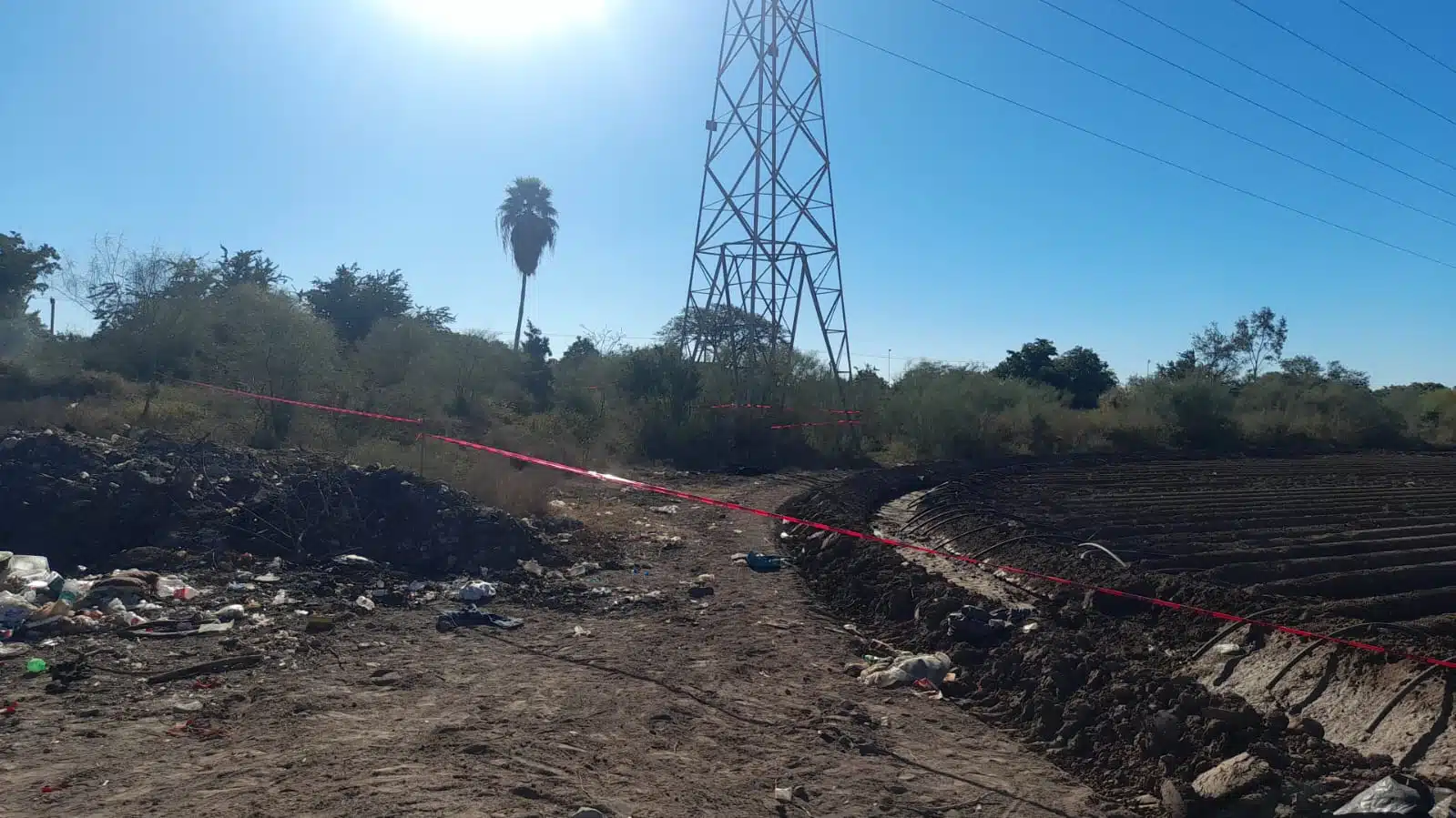 Encuentran el cuerpo de una persona colgado de un mecate, el cual pendía de una torre eléctrica de la Comisión Federal de Electricidad,