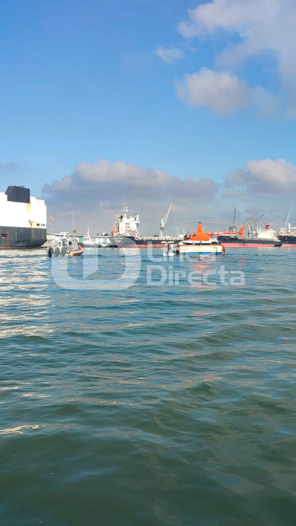 Helicóptero de un barco atunero en Mazatlán