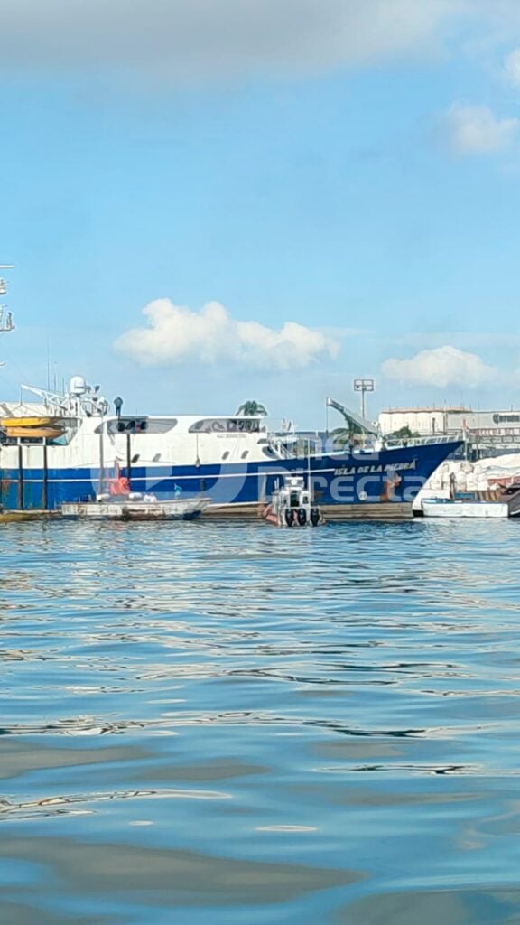 Helicóptero de un barco atunero en Mazatlán