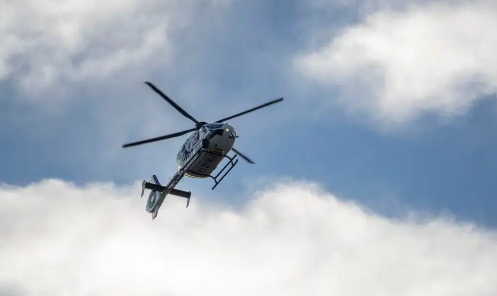 Helicóptero colapsa sobre un canal en Florida