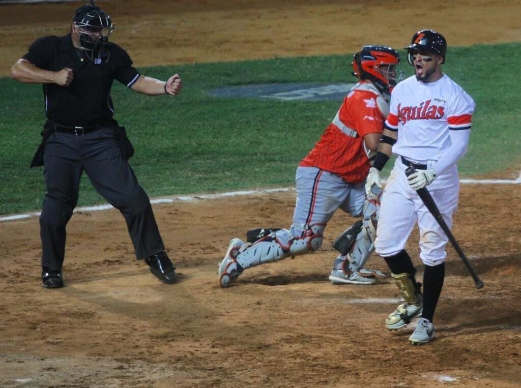 Herlis Rodríguez en el terreno de juego de un estadio de beisbol