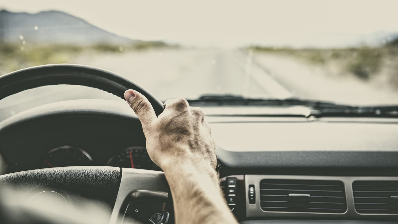 Hombre manejando en carretera