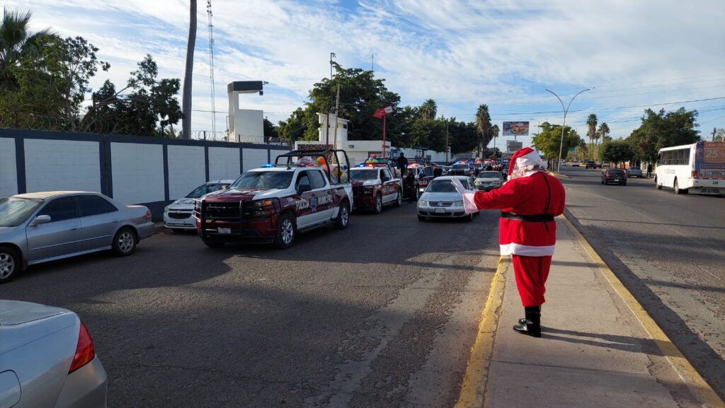 Hombre vestido de Santa saluda en la calle en el marco de Policlaus 2023