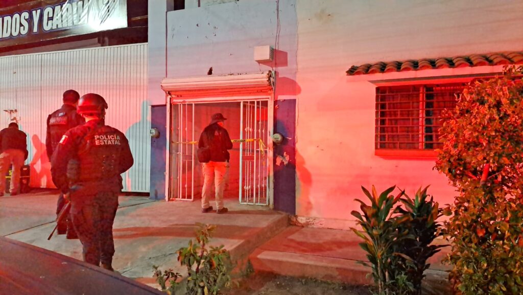 Elementos de la Policía Estatal y peritos en Culiacán