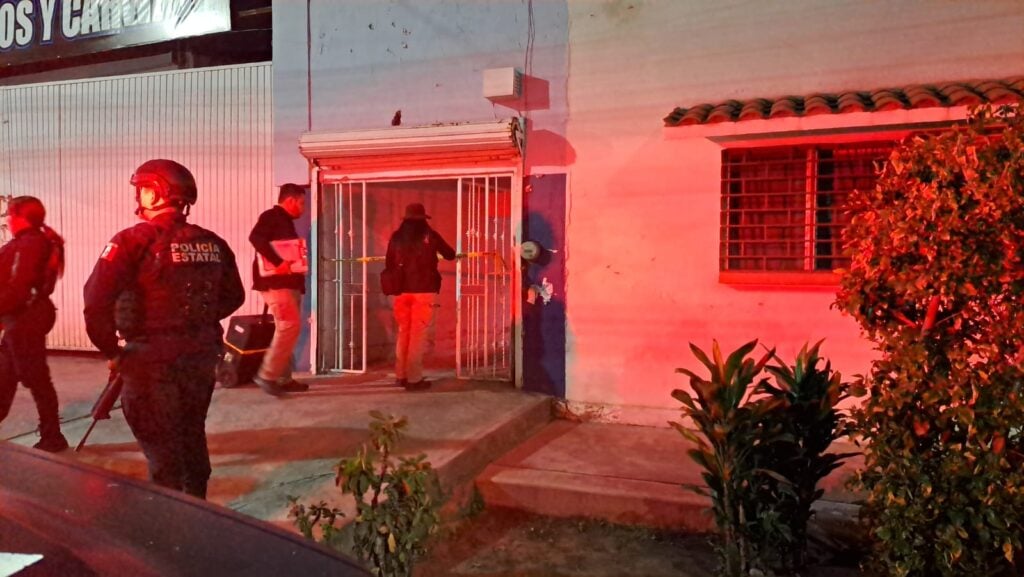 Elementos de la Policía Estatal y peritos en Culiacán